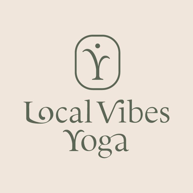 Local Vibes Yoga Bild-Wortmarke in dunkelgrün auf champagnerfarbenen Hintergrund