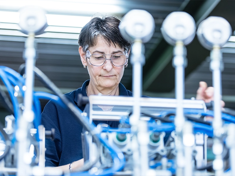 Das Foto aus dem Shooting für die EuroSprinklers Corporate Website zeigt eine Mitarbeiterin, die einen Schritt im Herstellungsprozess durchführt. Es hebt die Handwerkskunst und Präzision hervor, die in der EuroSprinklers Markenkommunikation betont werden.