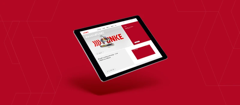 Tablet, das die Startseite des FUNKE Mediengruppe Markenportal zeigt, mit einem klaren und modernen Layout in Rot und Weiß, welches zentralen Zugriff auf Markenressourcen bietet.