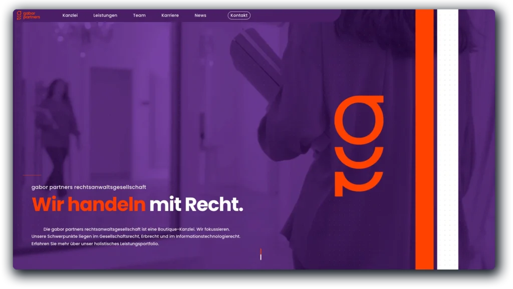 Corporate Website der Gabor Partners Rechtsanwaltsgesellschaft: Ein modernes Webdesign in lila und orange mit einer stilisierten Zahl und dynamischen Linien. Im Hintergrund ist eine Person mit Dokumenten unscharf zu sehen. Der Text auf der Website lautet: ‘Wir handeln mit Recht’.