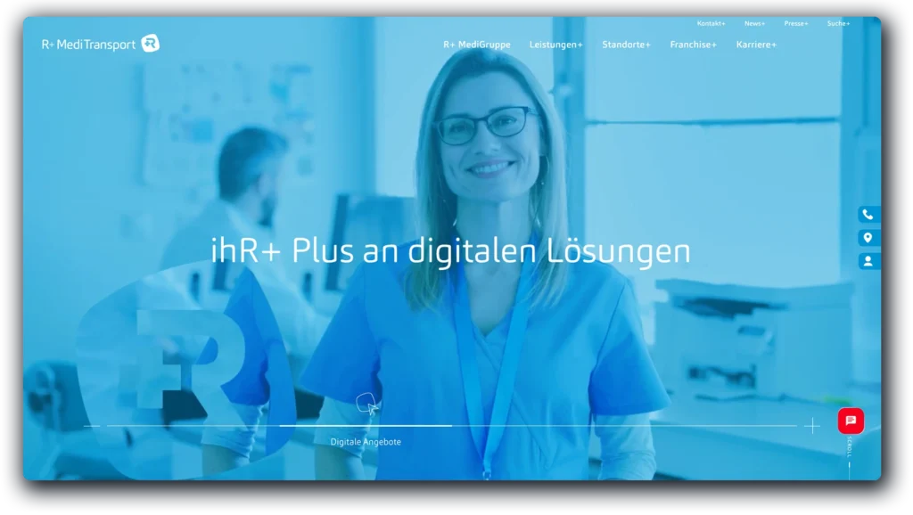 Corporate Website von R+ MediTransport: Eine lächelnde Frau in blauer medizinischer Kleidung mit Brille steht in einem modernen Büro. Im Hintergrund arbeitet ein Mann an einem Computer. Der Text auf der Website lautet: ‘ihr+ Plus an digitalen Lösungen’.